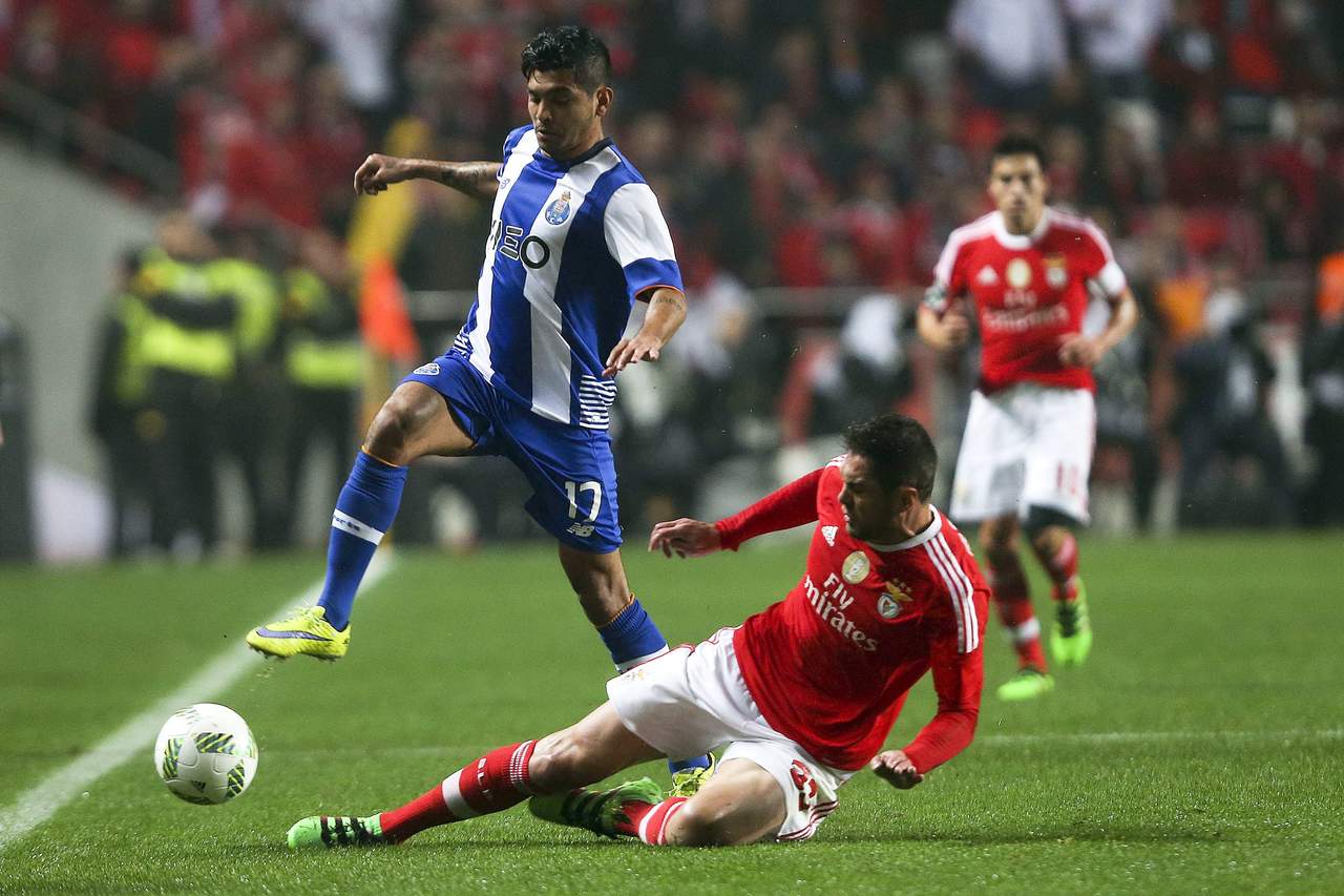 'Tecatito' fue expulsado en el duelo de hoy y no podrá participar ante Benfica. (Archivo)