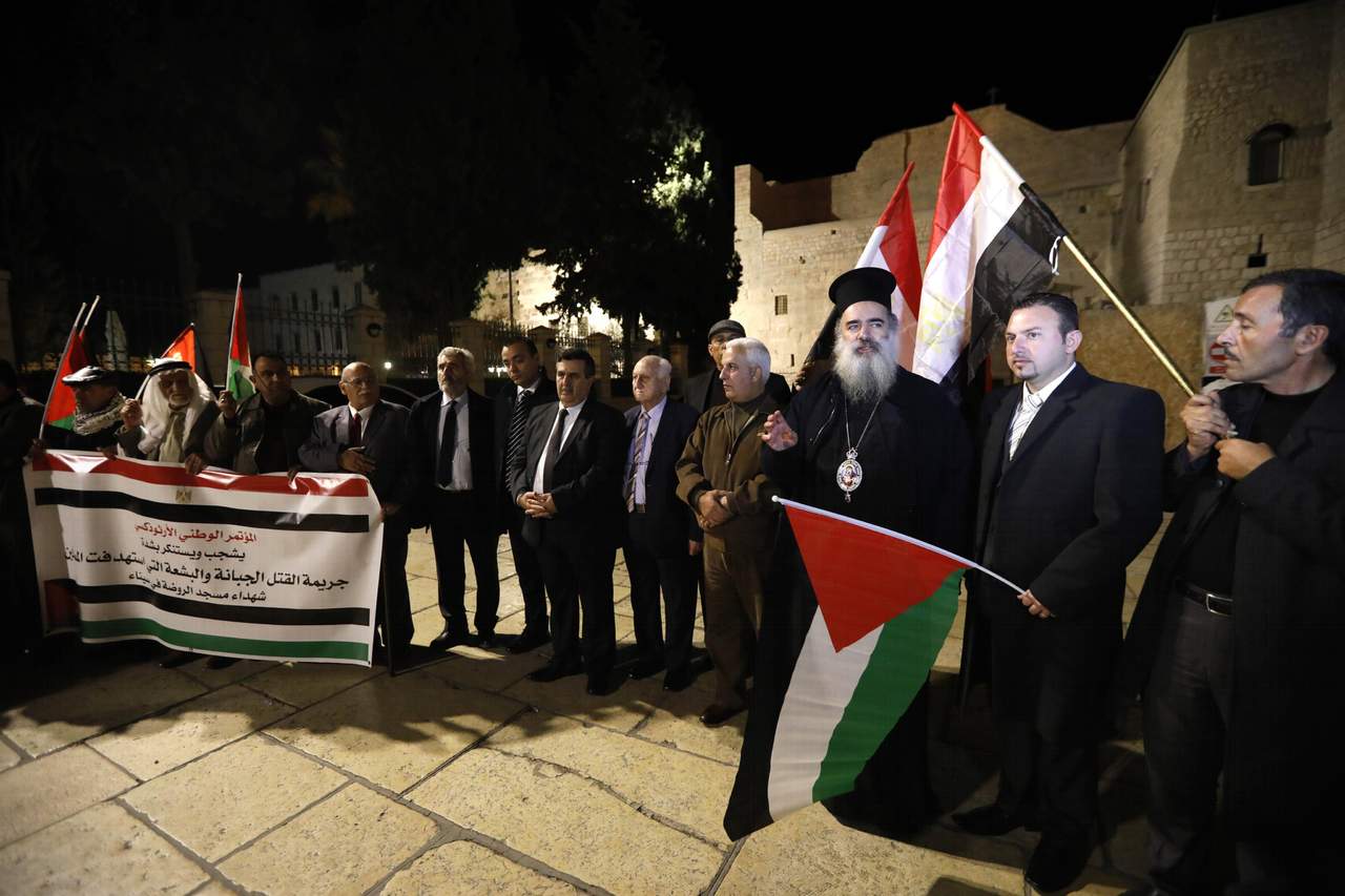 Apoyo. Palestinos en Belén mostraron su solidaridad con Egipto y con las familias de las víctimas por la masacre.