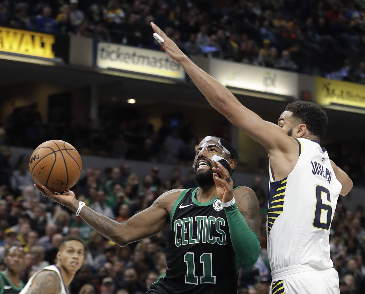 Irving anotó 25 puntos en el triunfo de Celtics 108-98 ante Pacers. (AP)