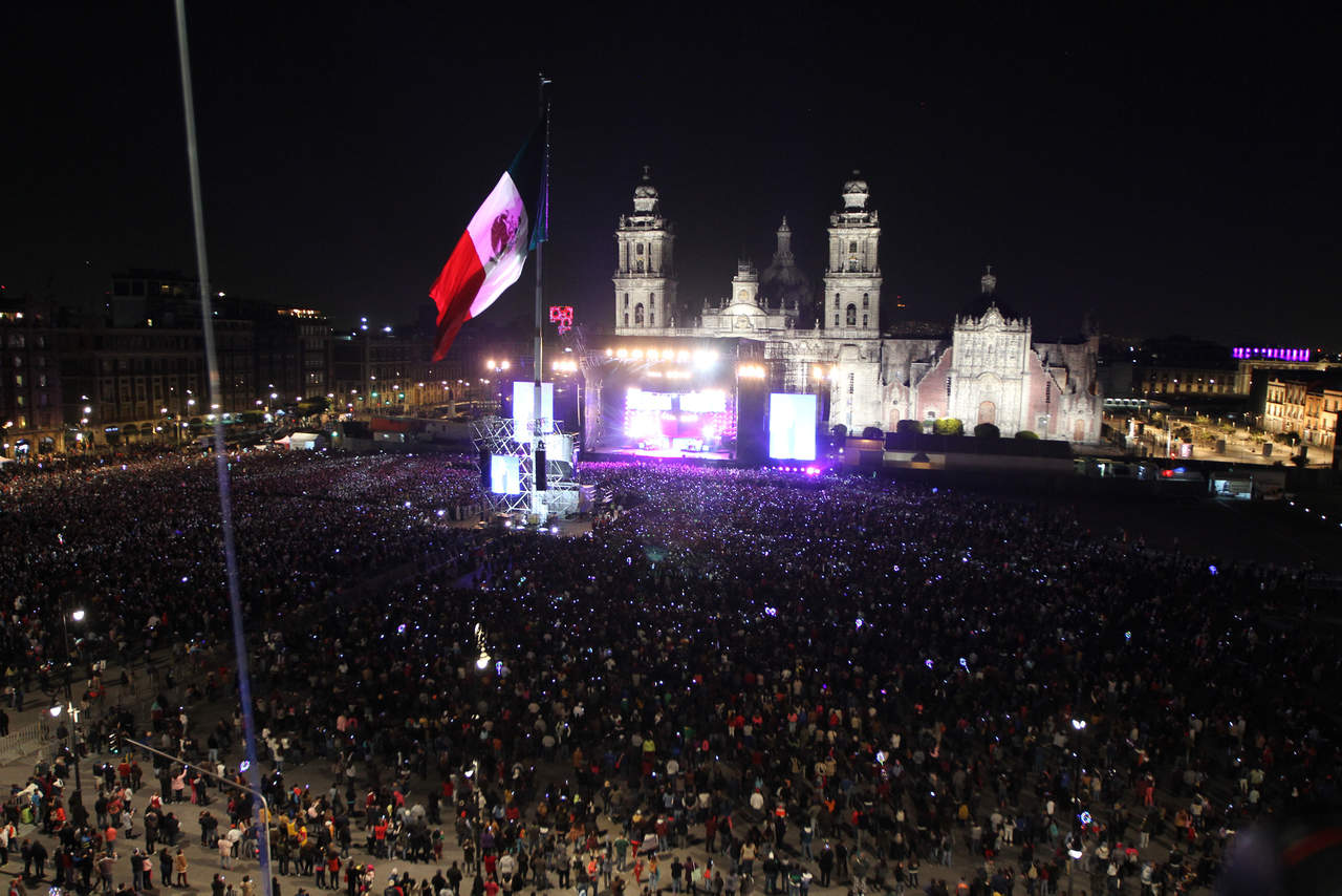 El cantante le cumplió a los mexicanos al presentarse en el Zócalo. (AP)