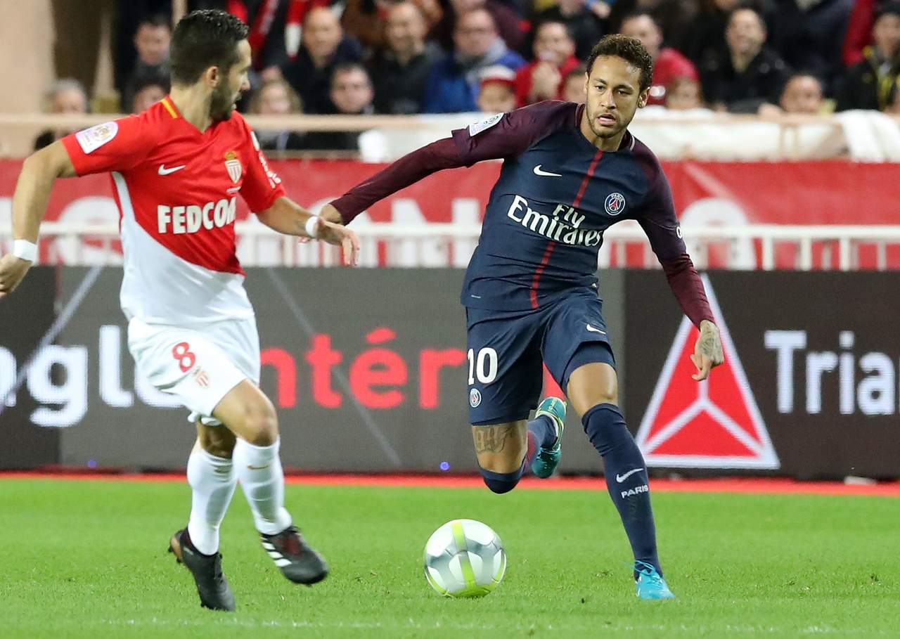Neymar (d) anotó el segundo tanto en la victoria del PSG 2-1 sobre Monaco. (EFE)