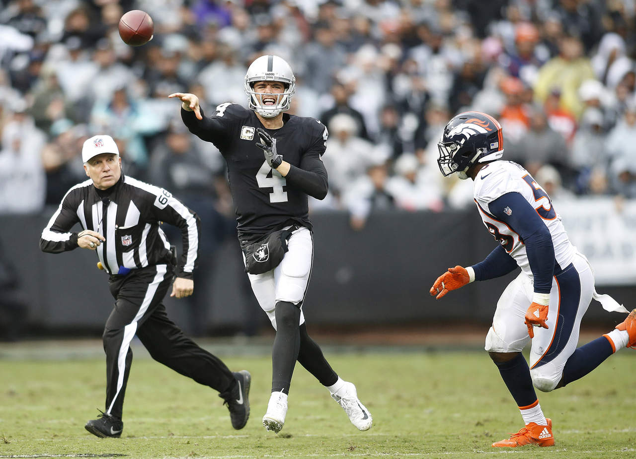 Derek Carr lanzó dos pases de anotación en la victoria de Raiders 21-14 sobre Broncos. (AP)