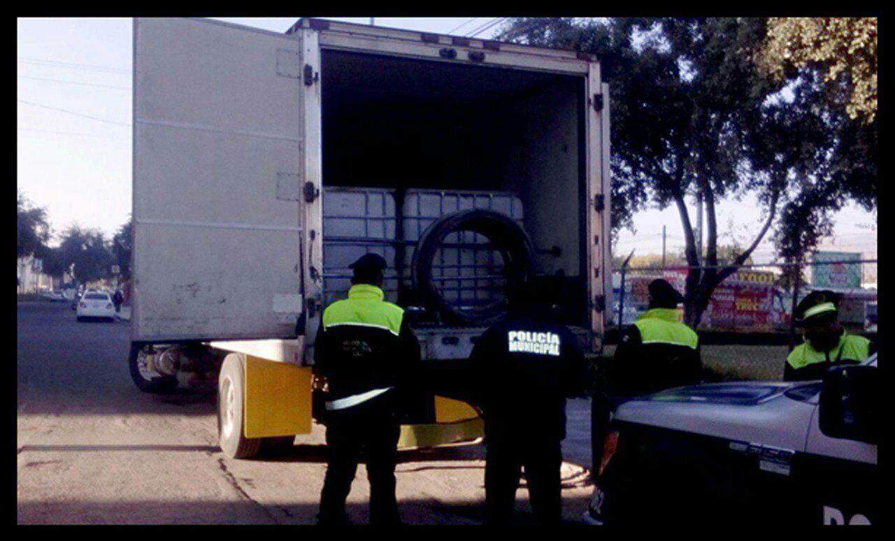  La Secretaría de Seguridad del Estado de México (SSEM) aseguró once contenedores con combustible y que eran transportados en un automotor. (TWITTER)