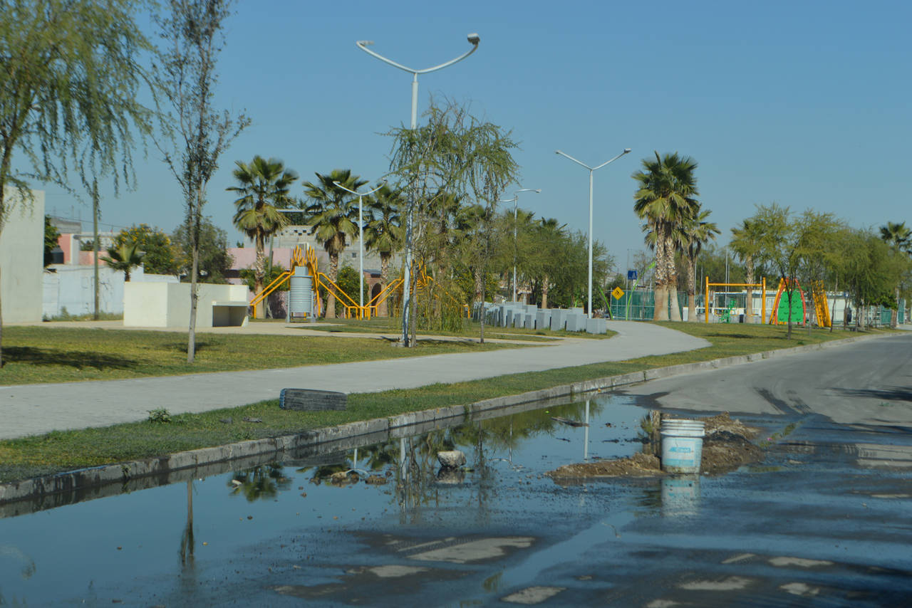 Insalubridad. Agua sucia ha anegado el cruce de la Línea Verde con la calle de las Talegas desde hace varias semanas. (ROBERTO ITURRIAGA)