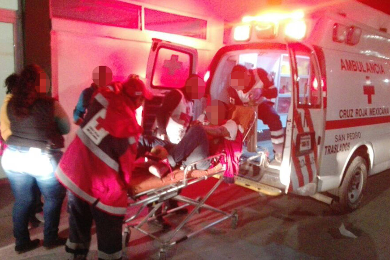 Auxilio. Elementos de Cruz Roja lo llevaron al hospital local del IMSS, pero fue trasladado a Torreón.