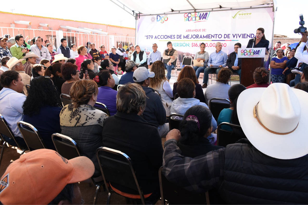 Programa. En el ejido Pastor Rouaix, la alcaldesa Leticia Herrera puso en marcha un programa de acciones de vivienda. (EL SIGLO DE TORREÓN)