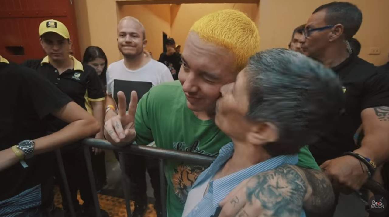  El reggaetonero ha impactado en redes sociales al darse a conocer un video donde Amparito, una mujer que trabaja en la casa del youtuber Simon Pulgarin, le declara su amor y su deseo de casarse con él. (AGENCIA MÉXICO)