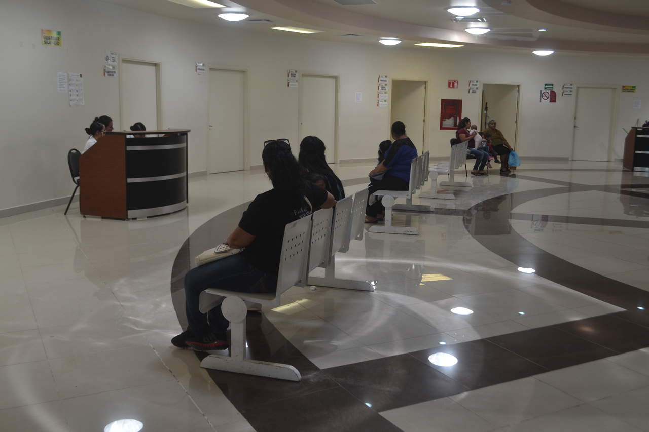 En la recta final del sexenio de Rubén Moreira, el Hospital General de Torreón opera con menos del 50 por ciento de insumos y medicamentos. (ARCHIVO) 