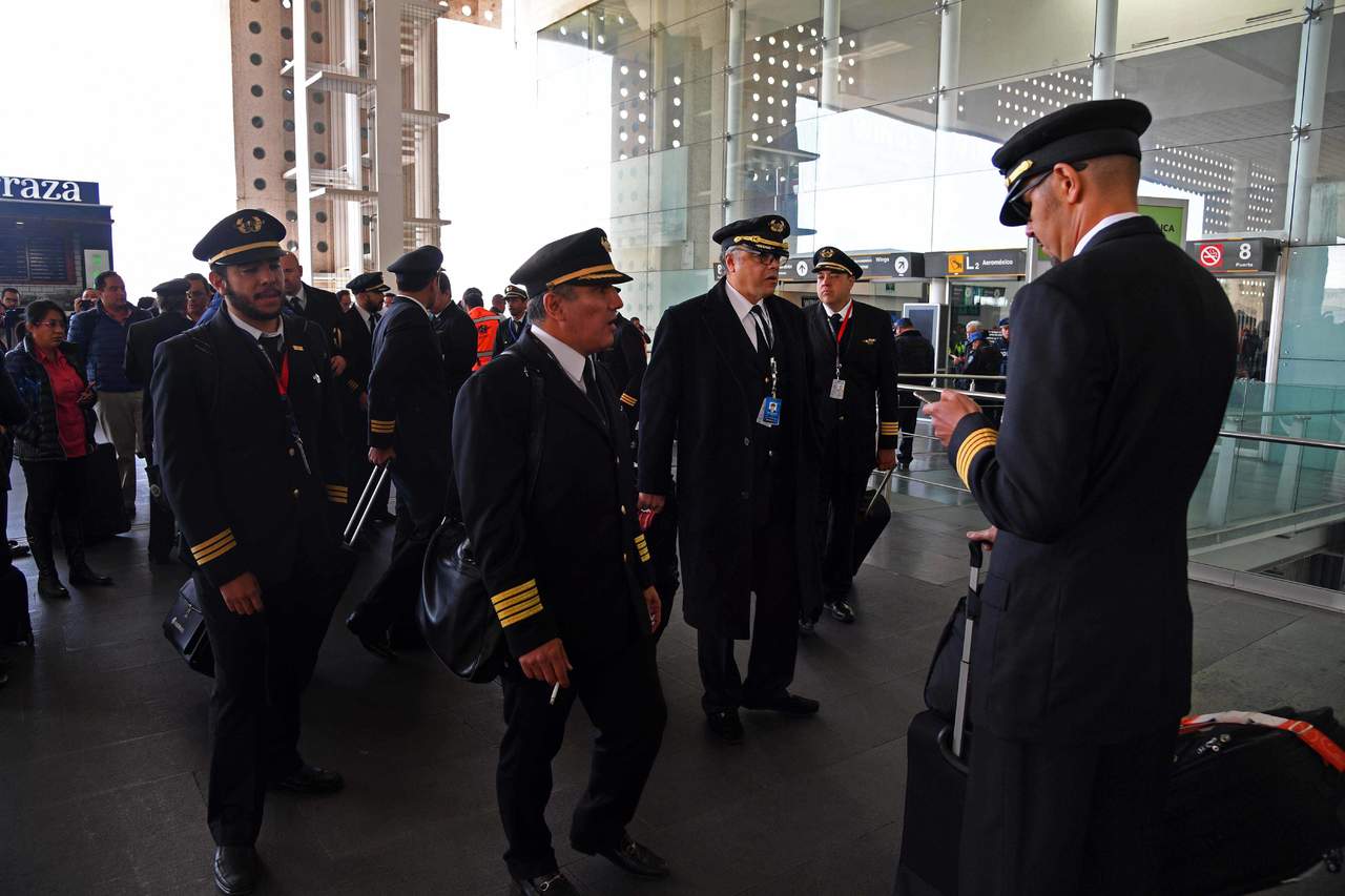 De acuerdo con Aeroméxico, los pilotos no se presentaron a sus vuelos en protesta por el despido del capitán José Manuel Orduño de Aeroméxico Connect quien fue despedido por mala conducta. (EL UNIVERSAL)