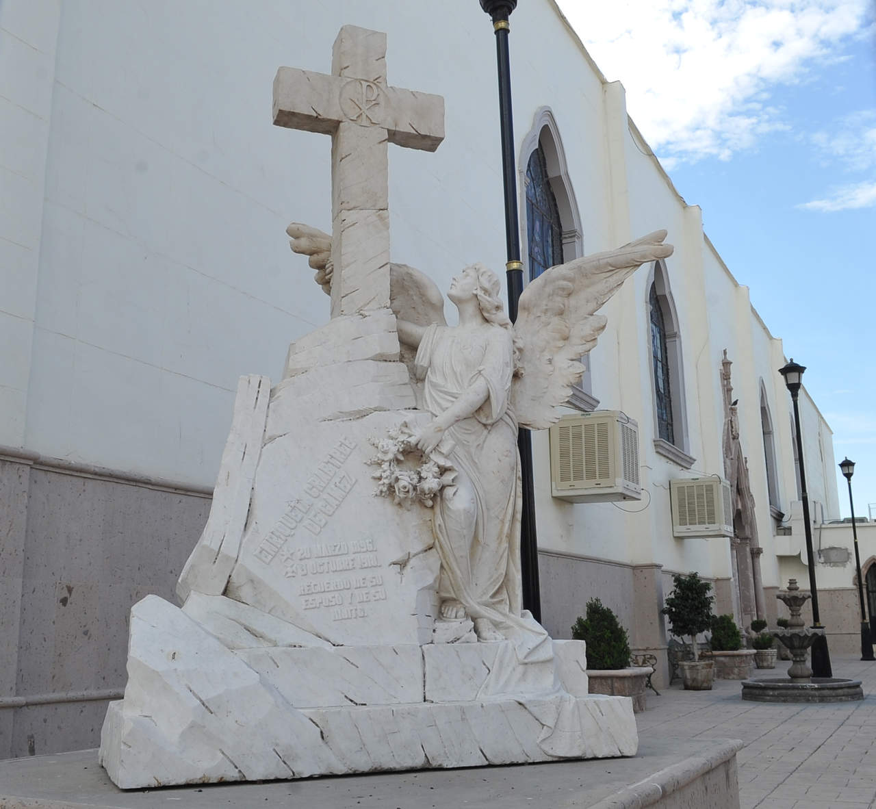 El Ángel del Amor es una pieza de mármol de carrara actualmente ubicado en un costado de la Iglesia del Sagrado Corazón de Jesús en Lerdo.  (EL SIGLO DE TORREÓN)