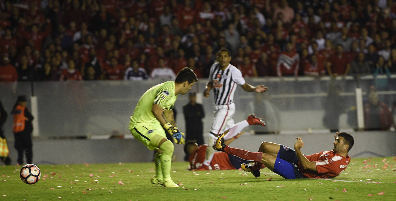 Emmanuel Gigliotti (d) de Independiente anota su gol, una semifinal de la Copa Sudamericana 2017. Independiente llega a la final