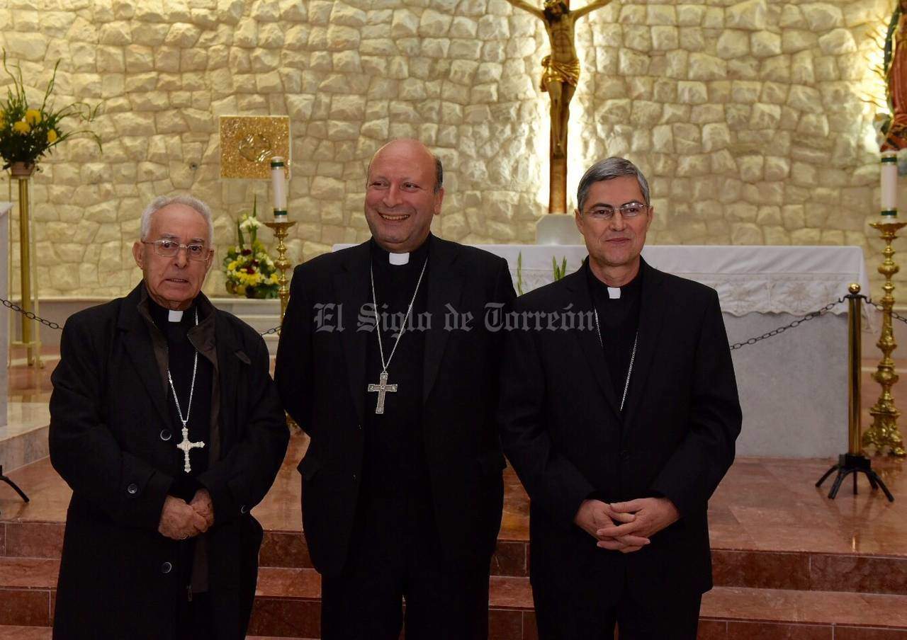 Relevo. Monseñor Luis Martín Barraza (Der.) asumirá la responsabilidad de la Diócesis de Torreón. (EL SIGLO DE TORREÓN/ERICK SOTOMAYOR)