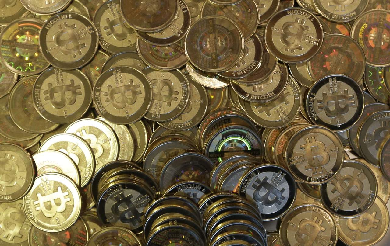 La moneda virtual Bitcoin superó hoy la barrera de los 11 mil dólares por unidad por primera vez en la historia. (AP)