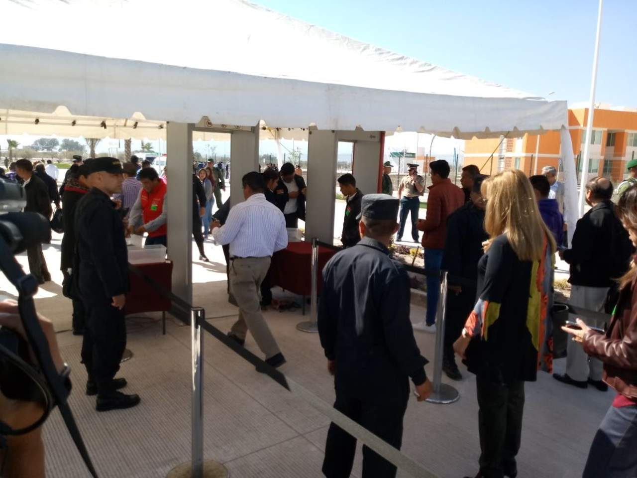Previo a la llegada de Peña Nieto, así luce el acceso a los asistentes a la inauguración. (FERNANDO COMPEÁN) 