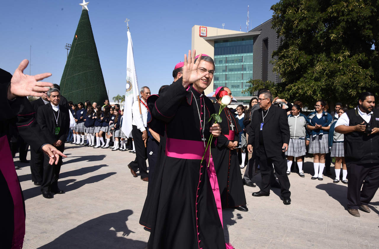 El obispo de Torreón saludó a los ciudadanos.  (JESÚS GALINDO)