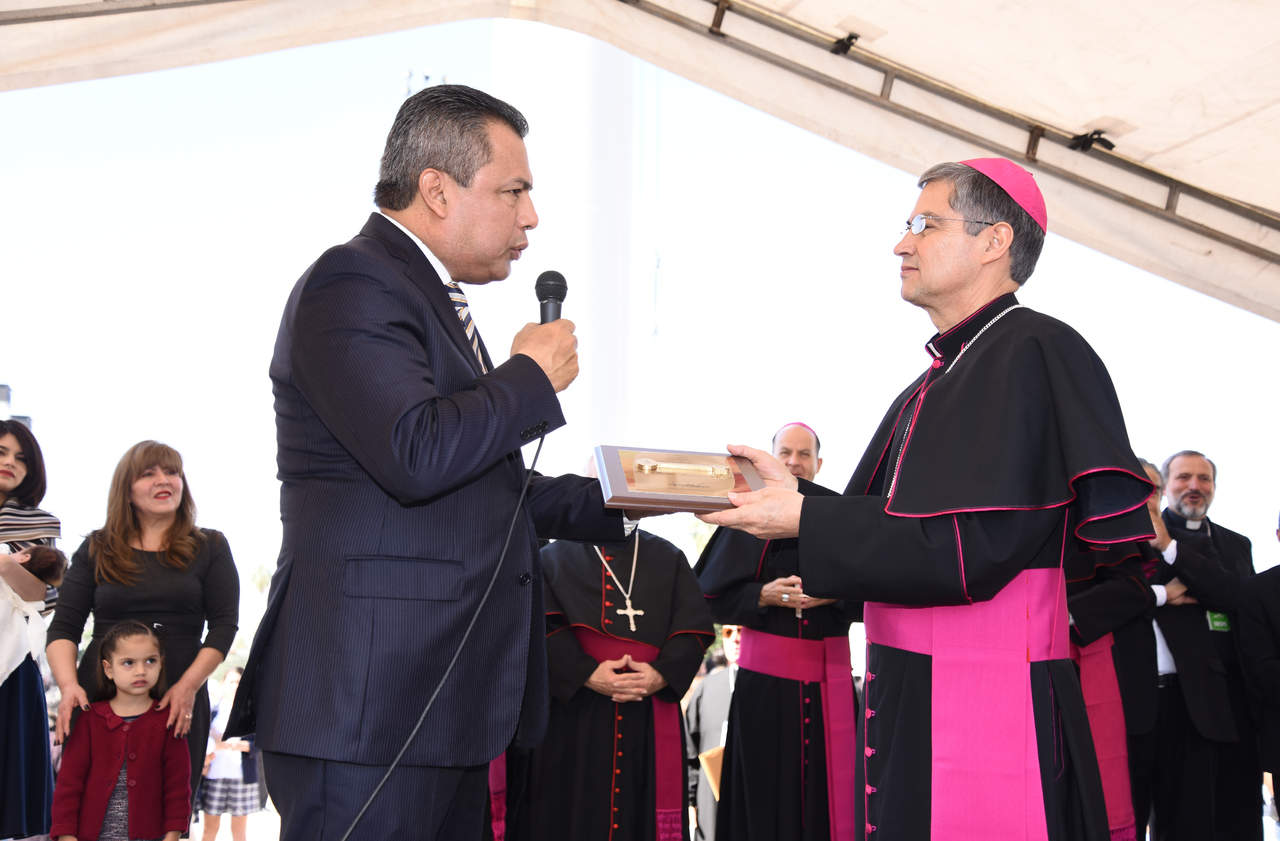 En la Plaza Mayor recibió las llaves de la ciudad de manos del alcalde Jorge Luis Morán.  (JESÚS GALINDO)