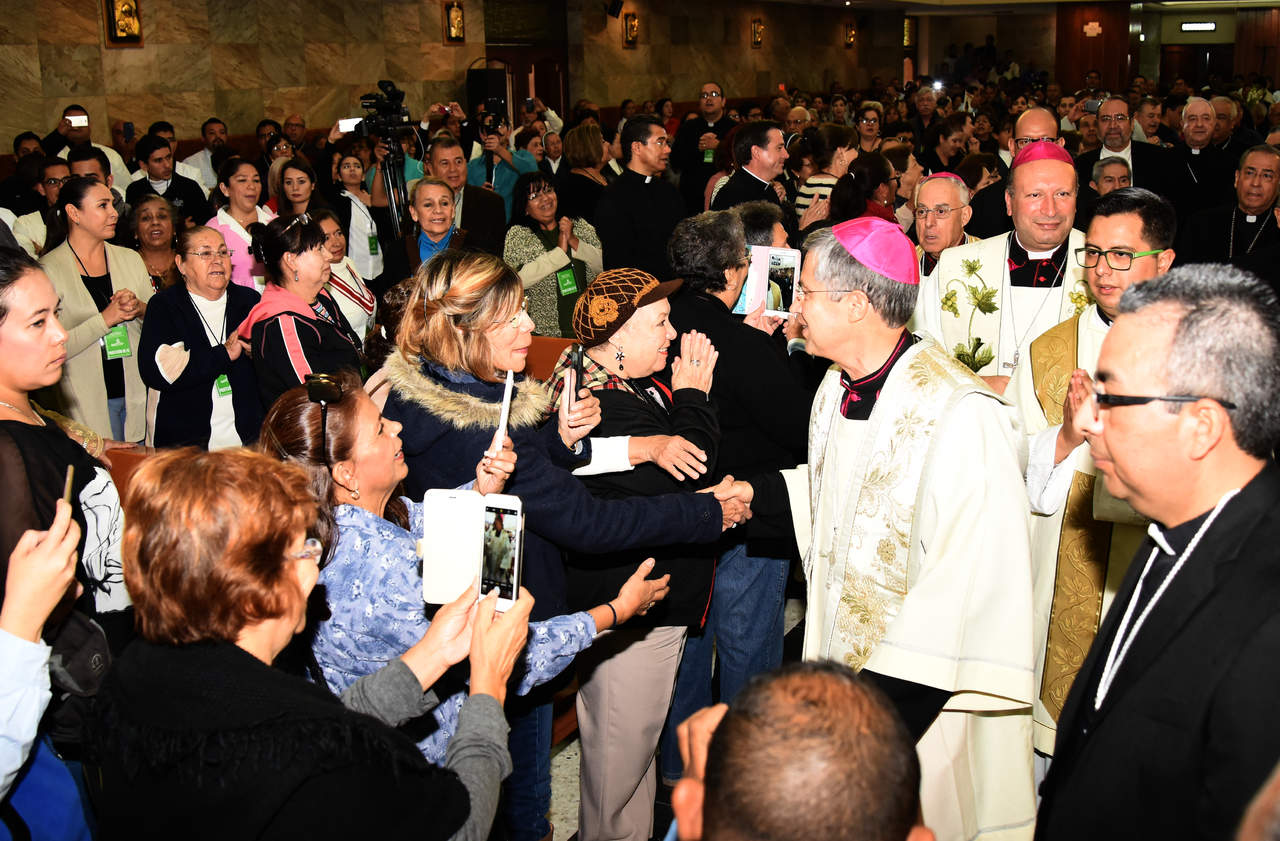 Los ciudadanos recibieron con emoción al nuevo obispo. (JESÚS GALINDO)
