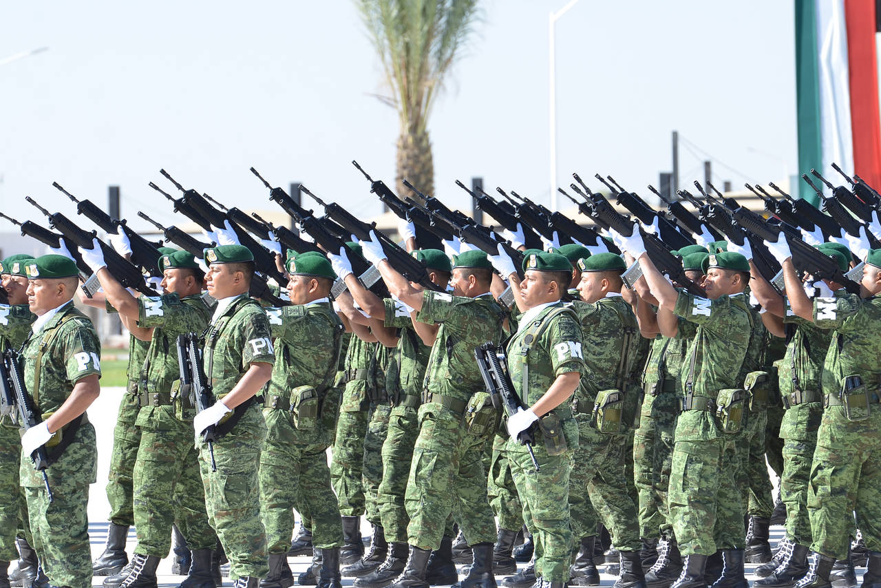 Milicia. Los soldados dieron la bienvenida al ejecutivo federal al nuevo cuartel que está ubicado en el municipio de San Pedro de las Colonias. (FERNANDO COMPEÁN)
