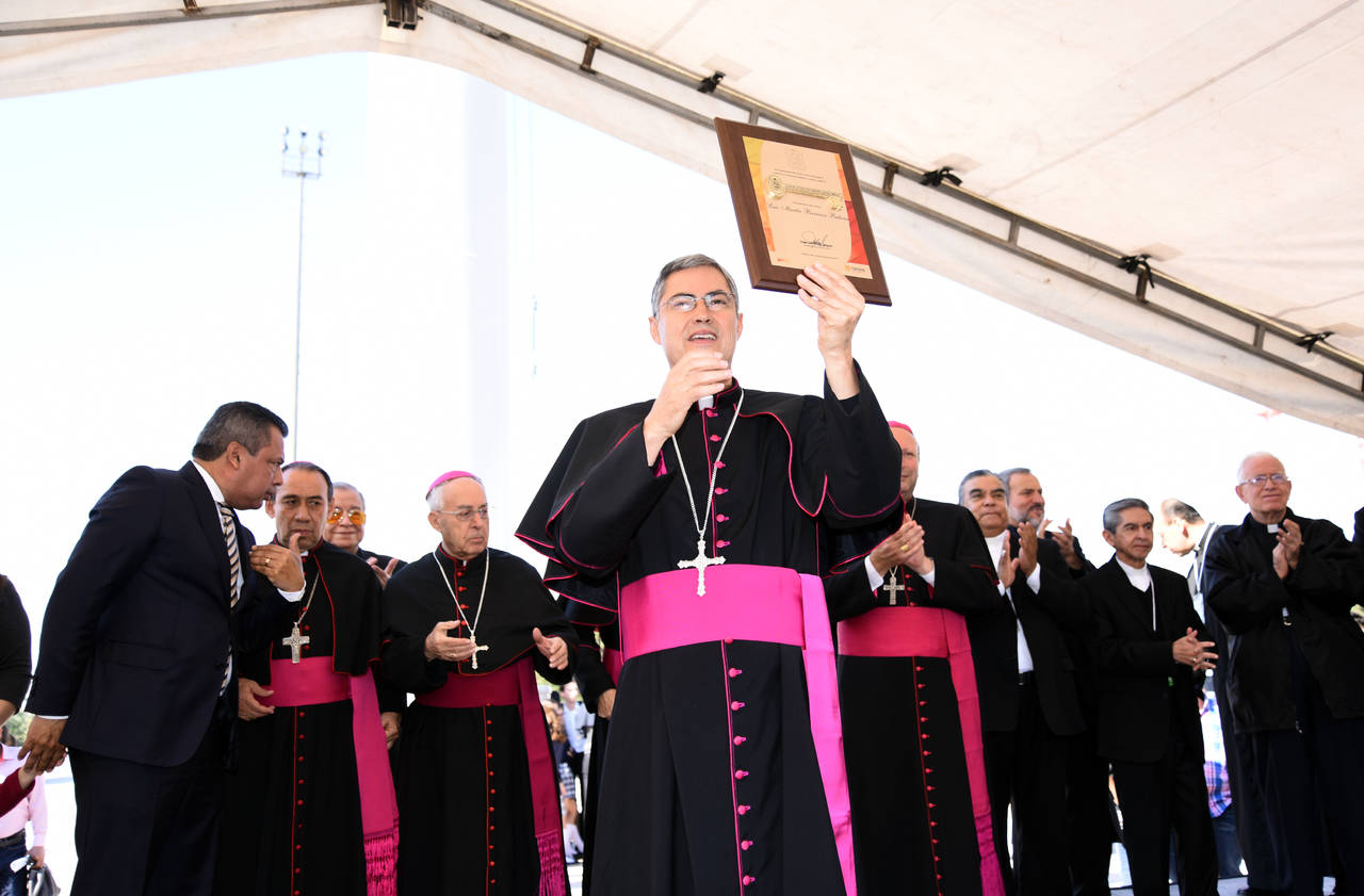 Honor. El alcalde de Torreón, Jorge Luis Morán entregó las llaves de la ciudad a monseñor Luis Martín y al nuncio apostólico Franco Coppola. (GUADALUPE MIRANDA)