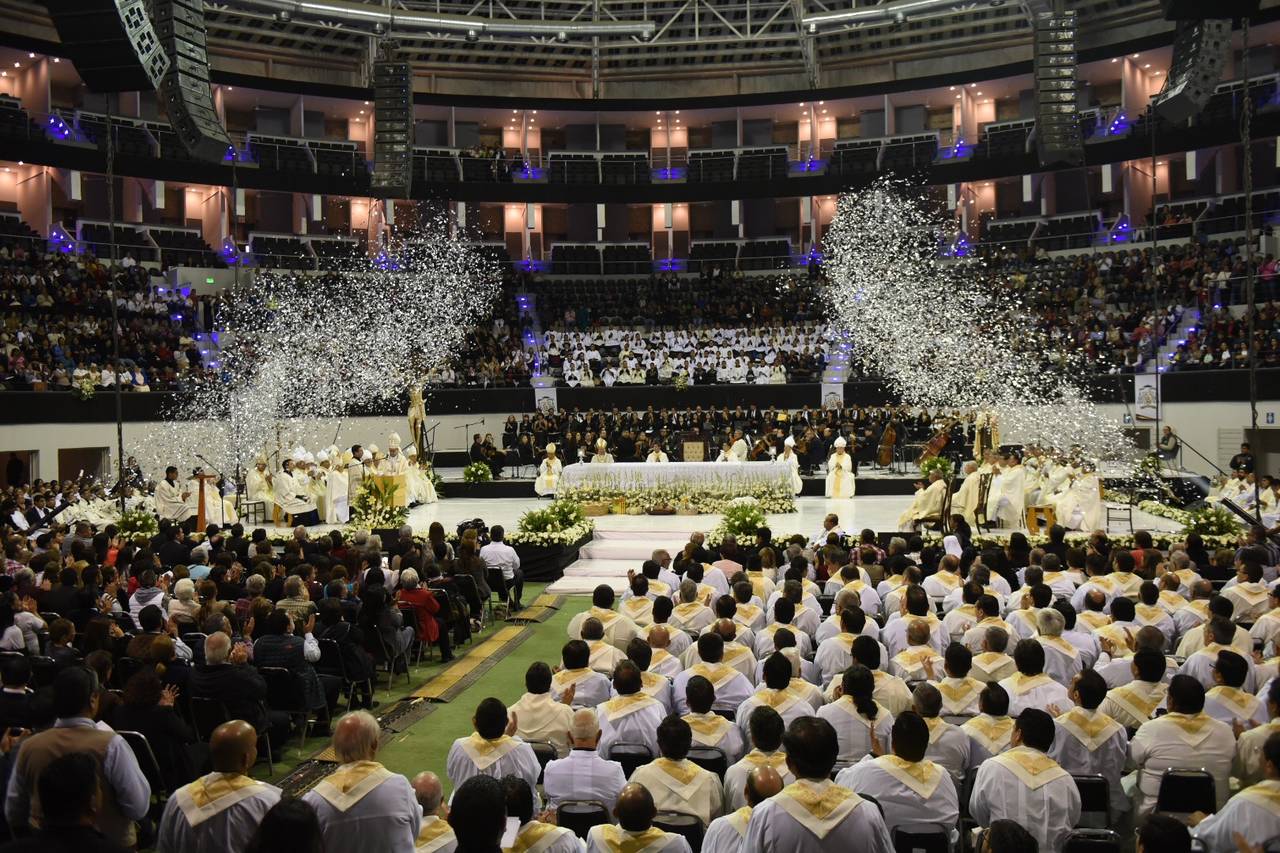 Emoción. Con aplausos y porras, los fieles reunidos en el Coliseo del Centenario festejaron la Ordenación Episcopal de Luis Martín Barraza , cuarto obispo de Torreón. (ERICK SOTOMAYOR)