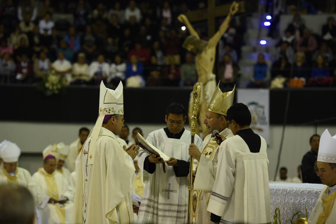Ordenación. La ceremonia fue presidida por el nuncio apostólico en México, Franco Coppola acompañado por obispos y arzobispos. (ERICK SOTOMAYOR)