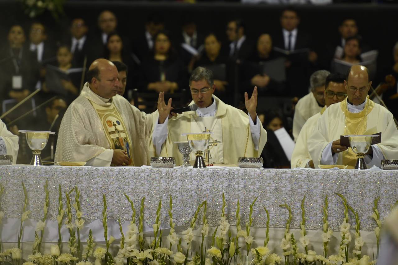 Fe. Ya como nuevo obispo, Luis Martín concelebró a lado del nuncio apostólico Franco Coppola. (ERICK SOTOMAYOR)