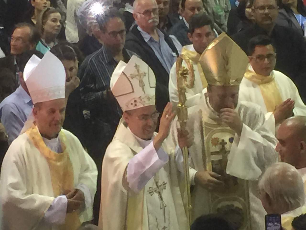 Misión. Ya como nuevo obispo, Monseñor Luis Martín Barraza da la bendición a todos los presentes en la ceremonia. (ERICK SOTOMAYOR)