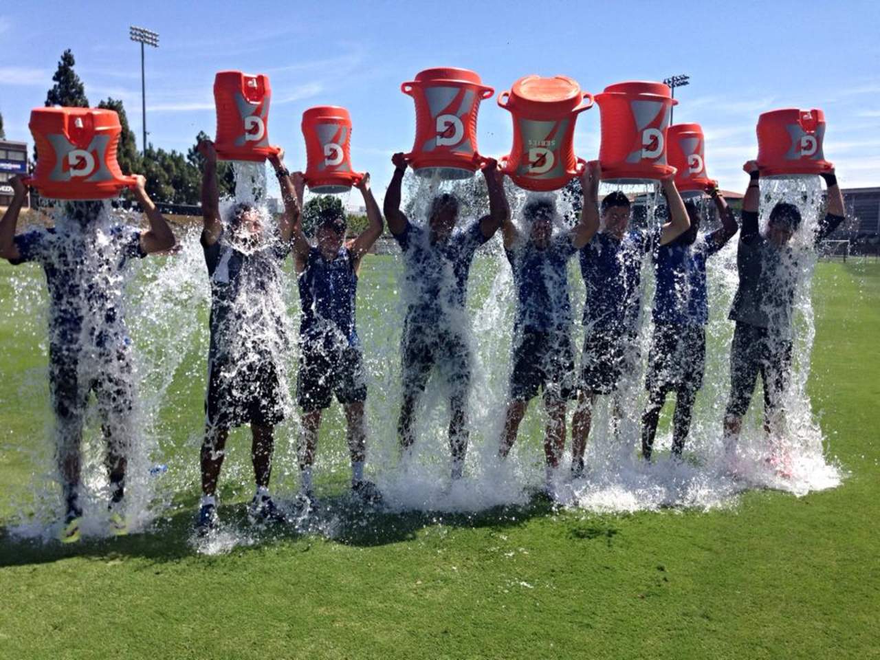 El ‘Ice Bucket Challenge’ se hizo un reto viral en 2014. (INTERNET)