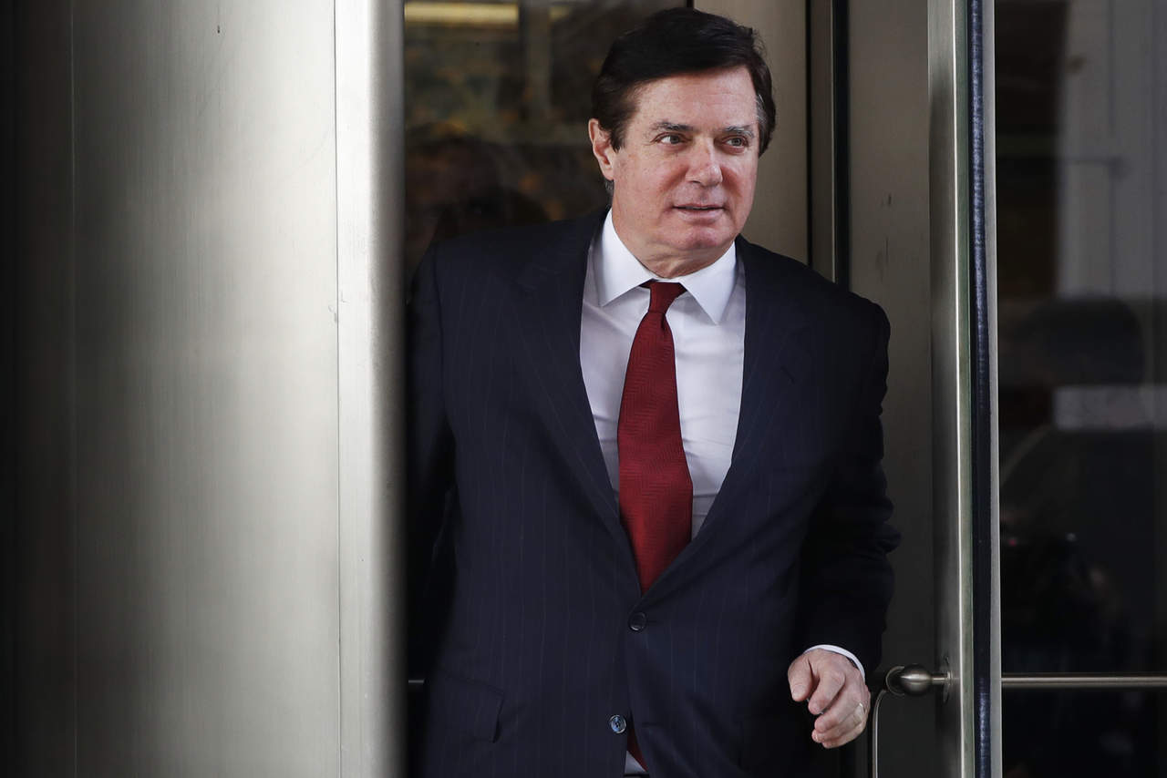 El pacto permitiría a Manafort salir de su vivienda de Alexandria (Virginia), donde lleva recluido un mes, y librarse de una pulsera electrónica que permite al Gobierno conocer su localización mediante un sistema de GPS. (ARCHIVO)