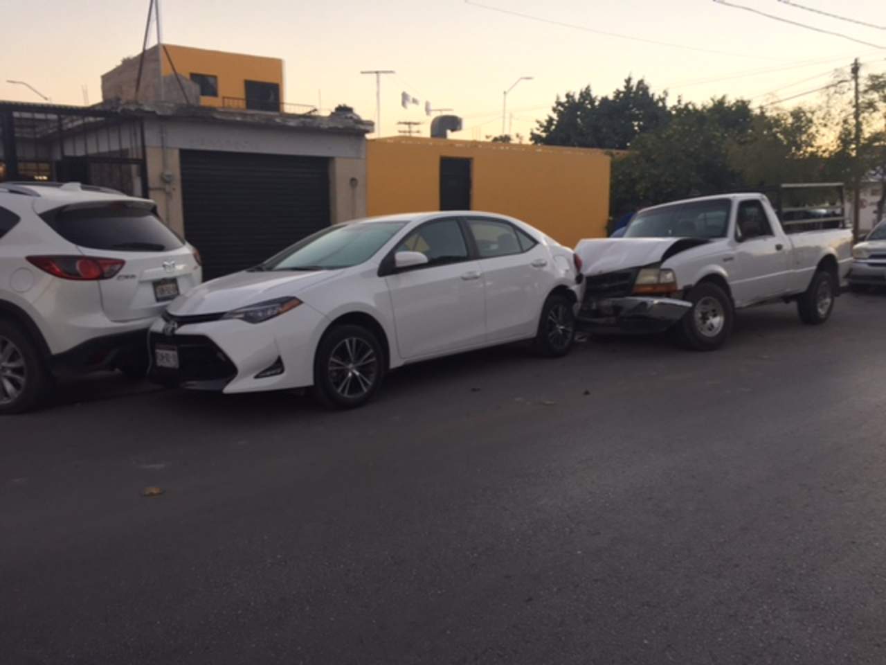 El accidente se registró alrededor de las 18:00 horas en la avenida Lerdo de Tejada entre las calles Juan E. García y Gregorio A. García, al oriente de Torreón. (ESPECIAL)