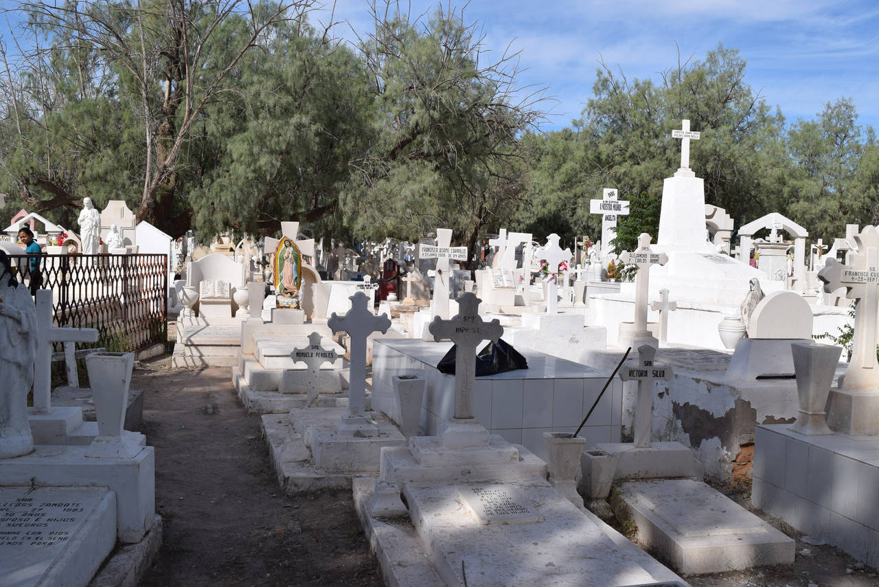 Saturado. Desde hace años el panteón San Francisco ya no tiene espacio para depositar los restos de los fallecidos. (EL SIGLO DE TORREÓN) 