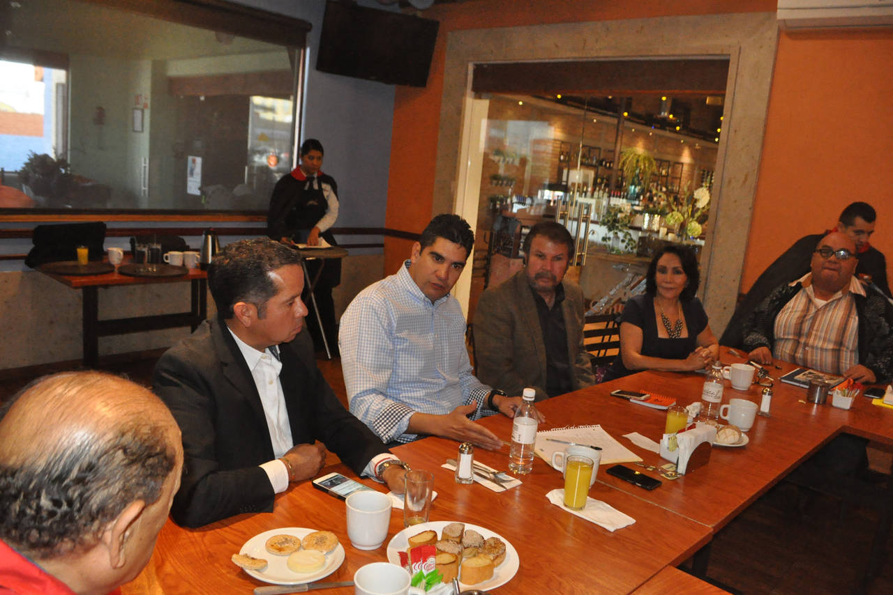 Reunión. La asociación civil Democracia y Dignidad por México se reunió ayer con el diputado Jesús de León. (FABIOLA P. CANEDO)