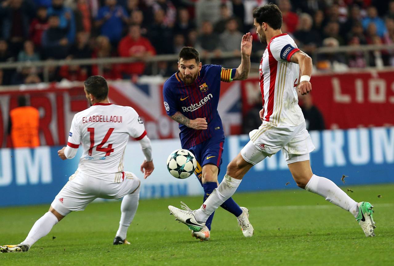 Lionel Messi trata de pasar entre dos adversarios en un duelo en el que no se le dieron las cosas al Barcelona. 