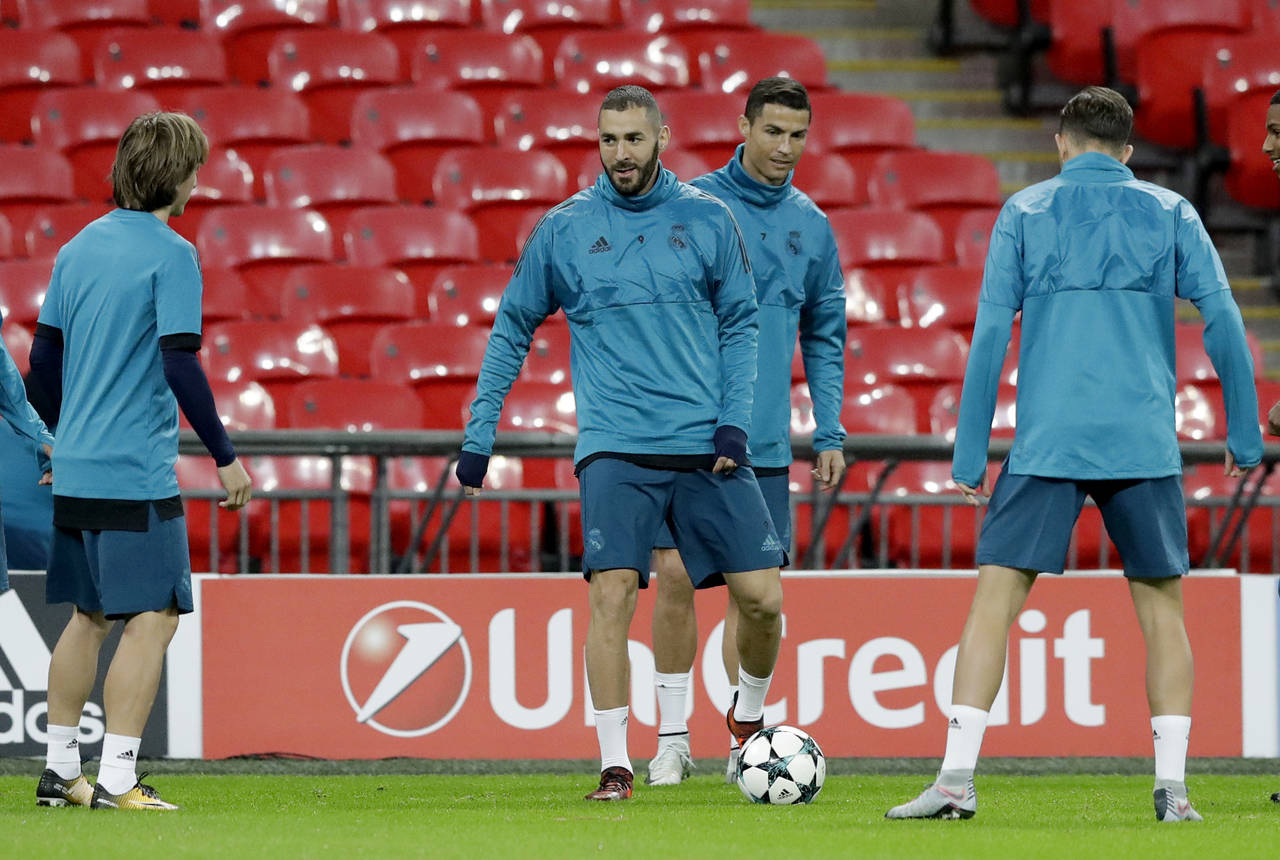 Cristiano Ronaldo (centro a la derecha) y Karim Benzema, durante la última práctica del Real Madrid de cara al duelo de hoy. (Fotografía de AP)