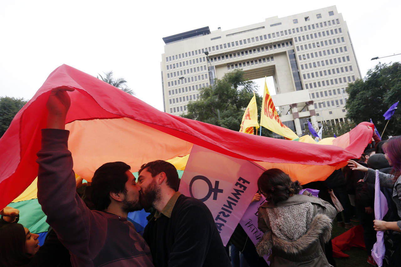 Abrir la información en temas relacionados con las personas LGBTTTI contribuye a sensibilizar a la población sobre este sector que exige el respeto irrestricto de sus derechos, señala el funcionario. (ARCHIVO)