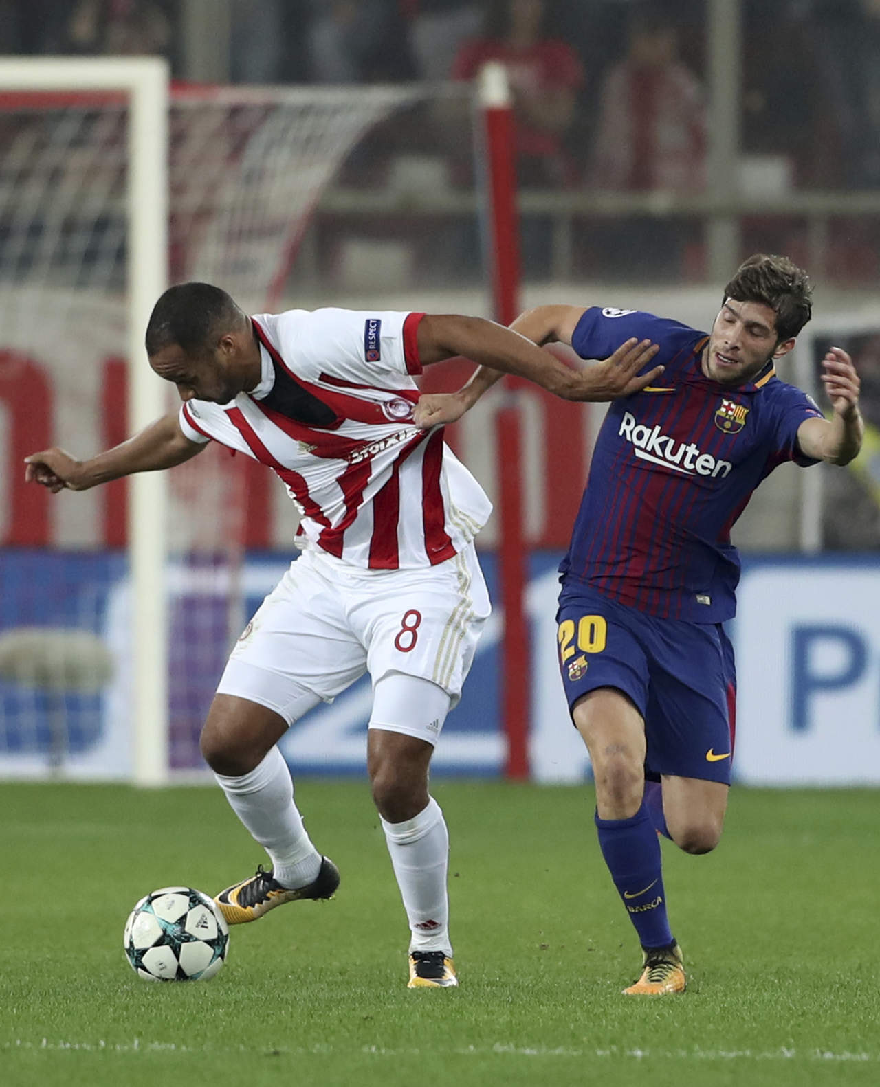 Sergi Roberto salió lesionado antes de terminar el primer tiempo del partido, por lo que estará al menos cinco semanas de baja, según el parte médico del equipo catalán. (ARCHIVO)