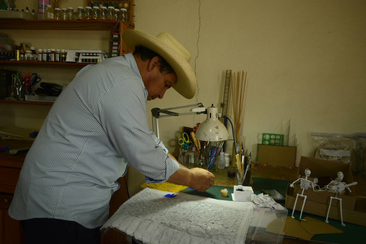 Pedro Ortega, es un artesano ha llevado su piezas al extranjero y ganado el reconocimiento por la
elaboración de catrinas, calaveras y retablos coloniales. (EL SIGLO DE TORREÓN) 