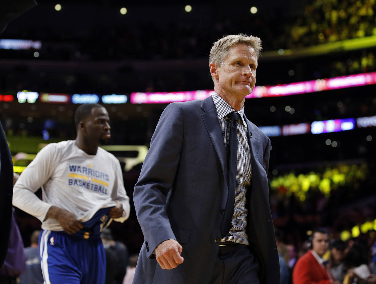 Steve Kerr atribuye el irregular comienzo de Warriors al desgaste de los playoffs de la campaña pasada. (AP)