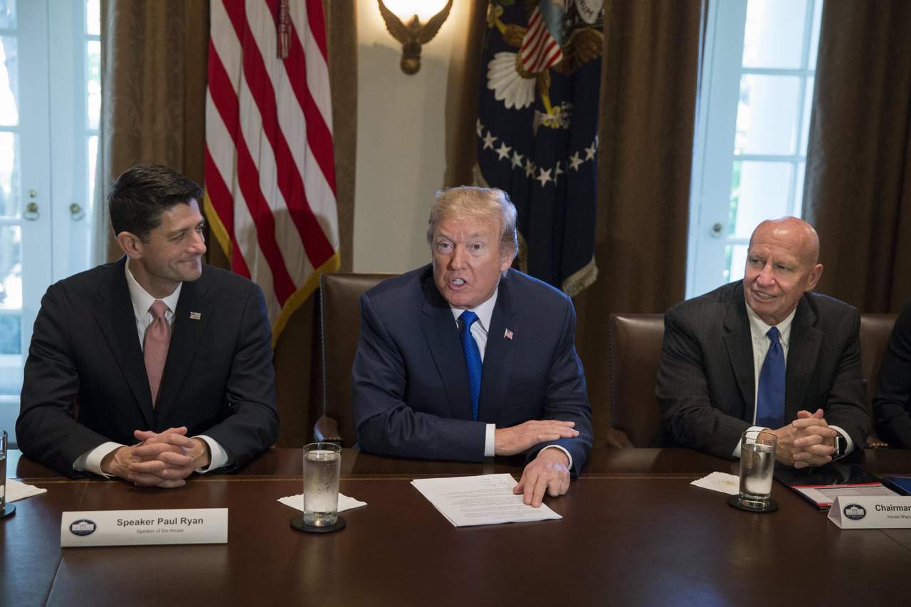 Trump acordó esa postura con siete senadores republicanos durante una reunión en la Casa Blanca, según aseguraron los legisladores al salir del encuentro. (EFE)