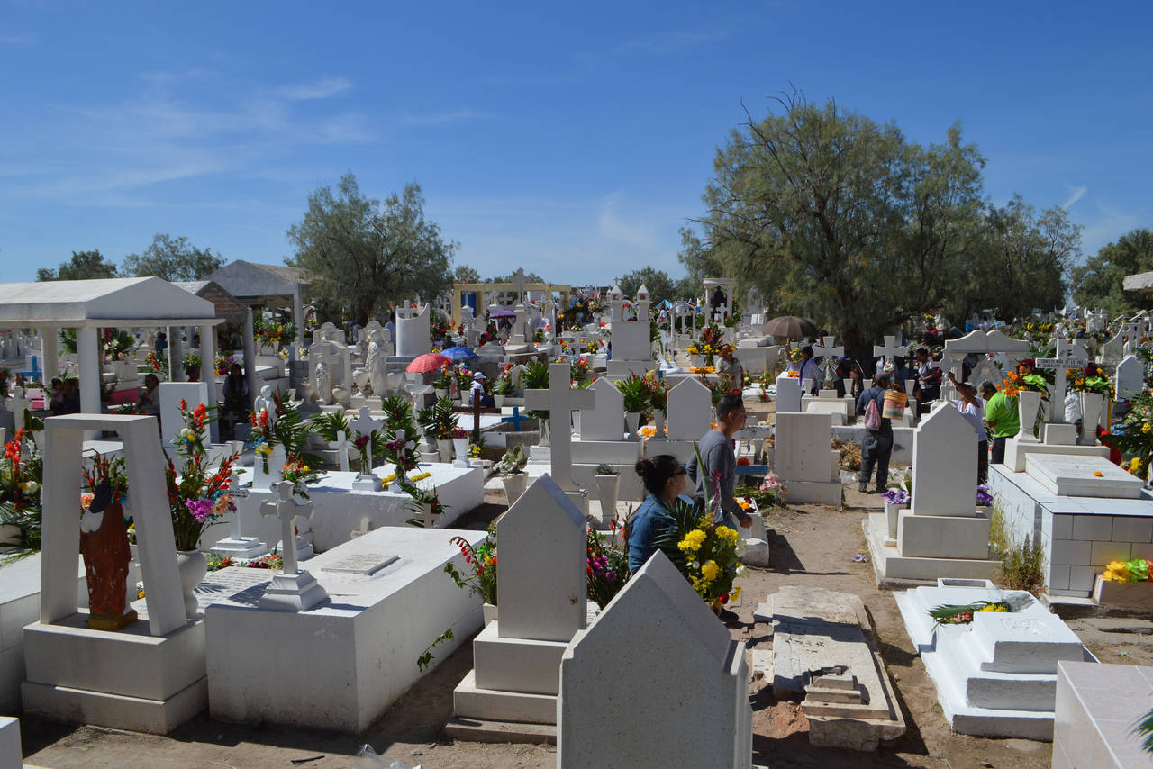 Visitas. Ciudadanos de Matamoros acudieron sin incidentes a los panteones con motivo del Día de Muertos. (EL SIGLO DE TORREÓN/ROBERTO ITURRIAGA)