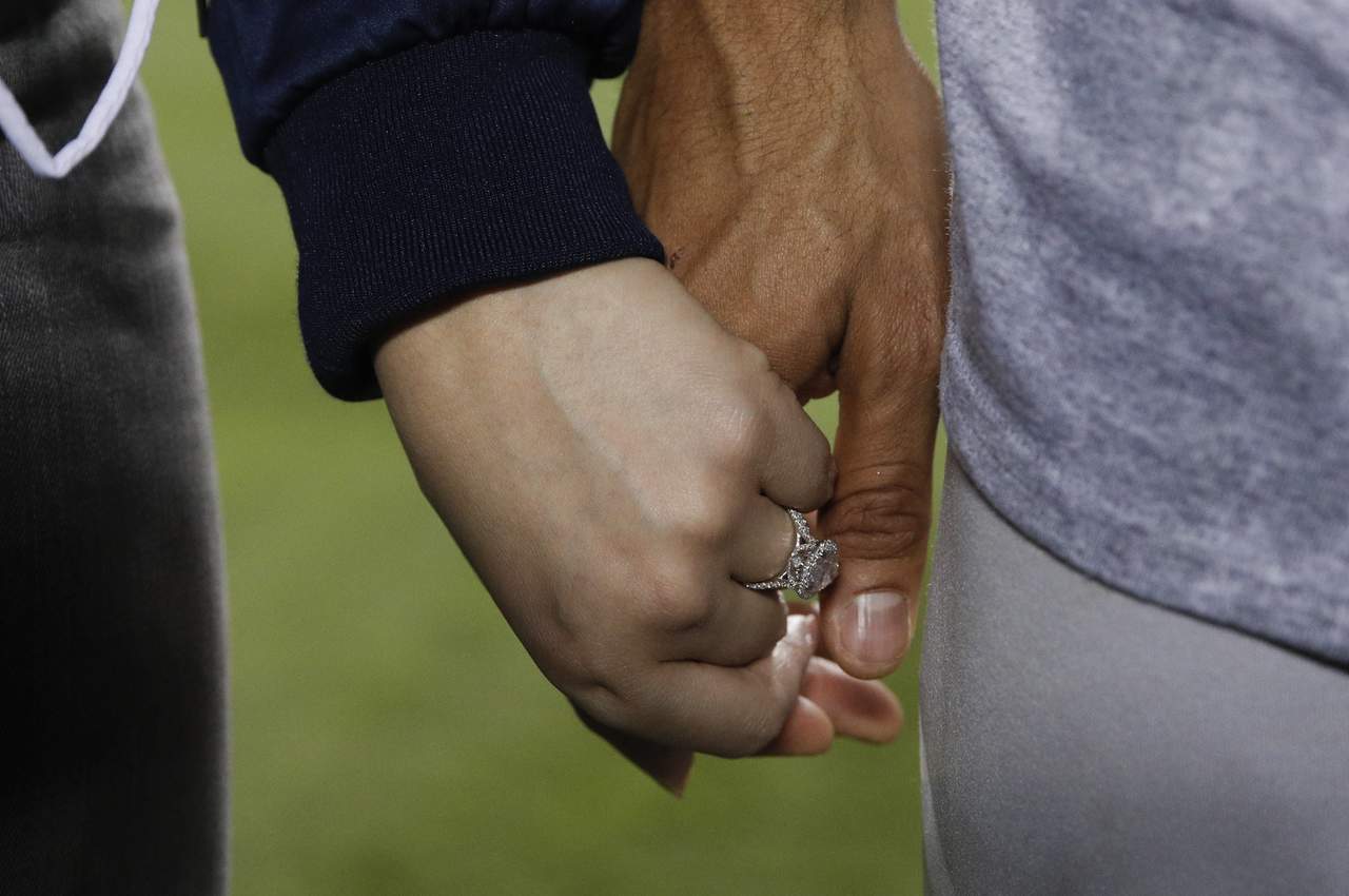Carlos Correa y su novia ya lucen el anillo de compromiso. (AP)