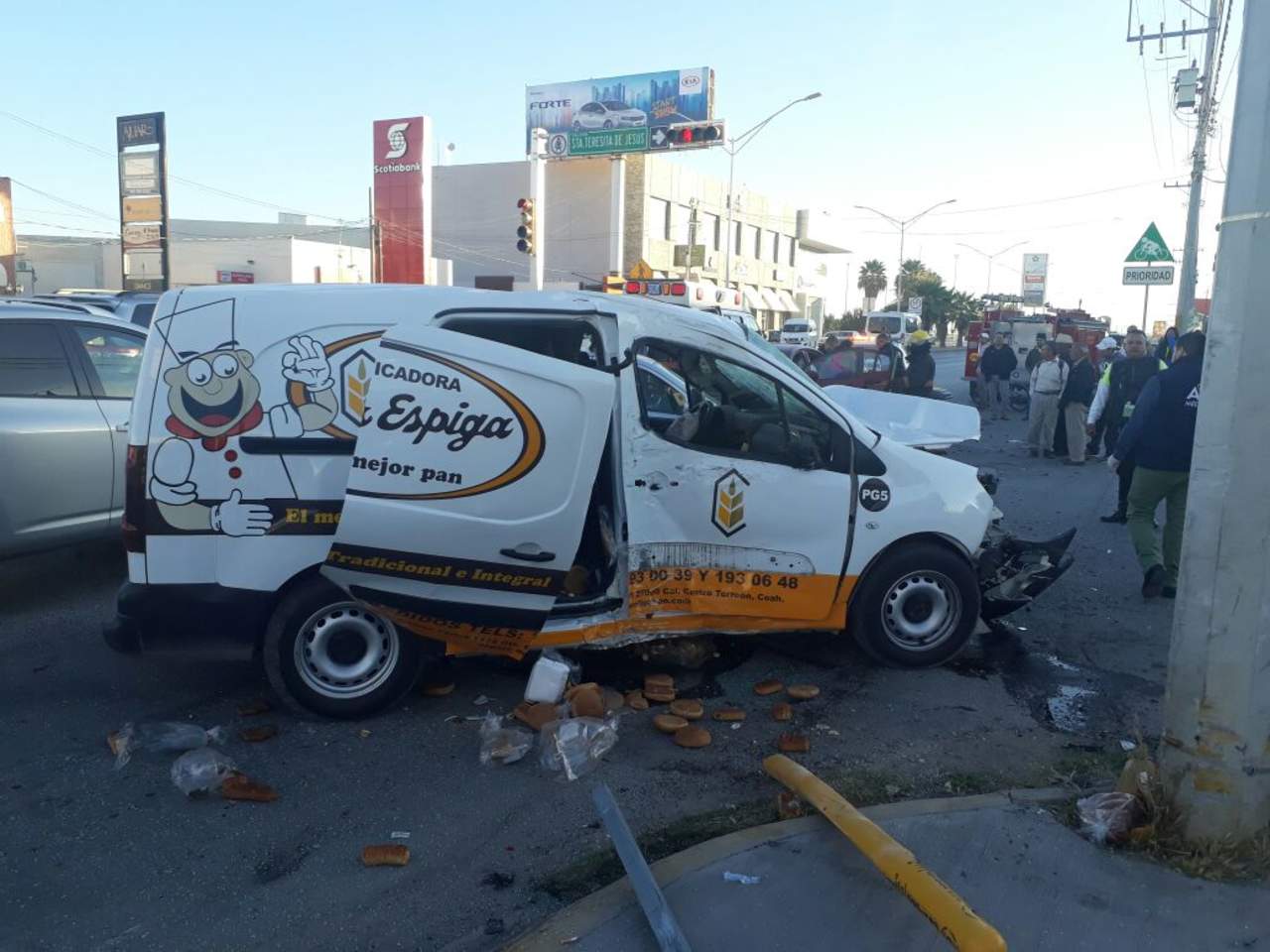 Una camioneta propiedad de una empresa panificadora que circulaba sobre el bulevar Independencia, se impactó en la parte trasera de un vehículo particular. (EL SIGLO DE TORREÓN)