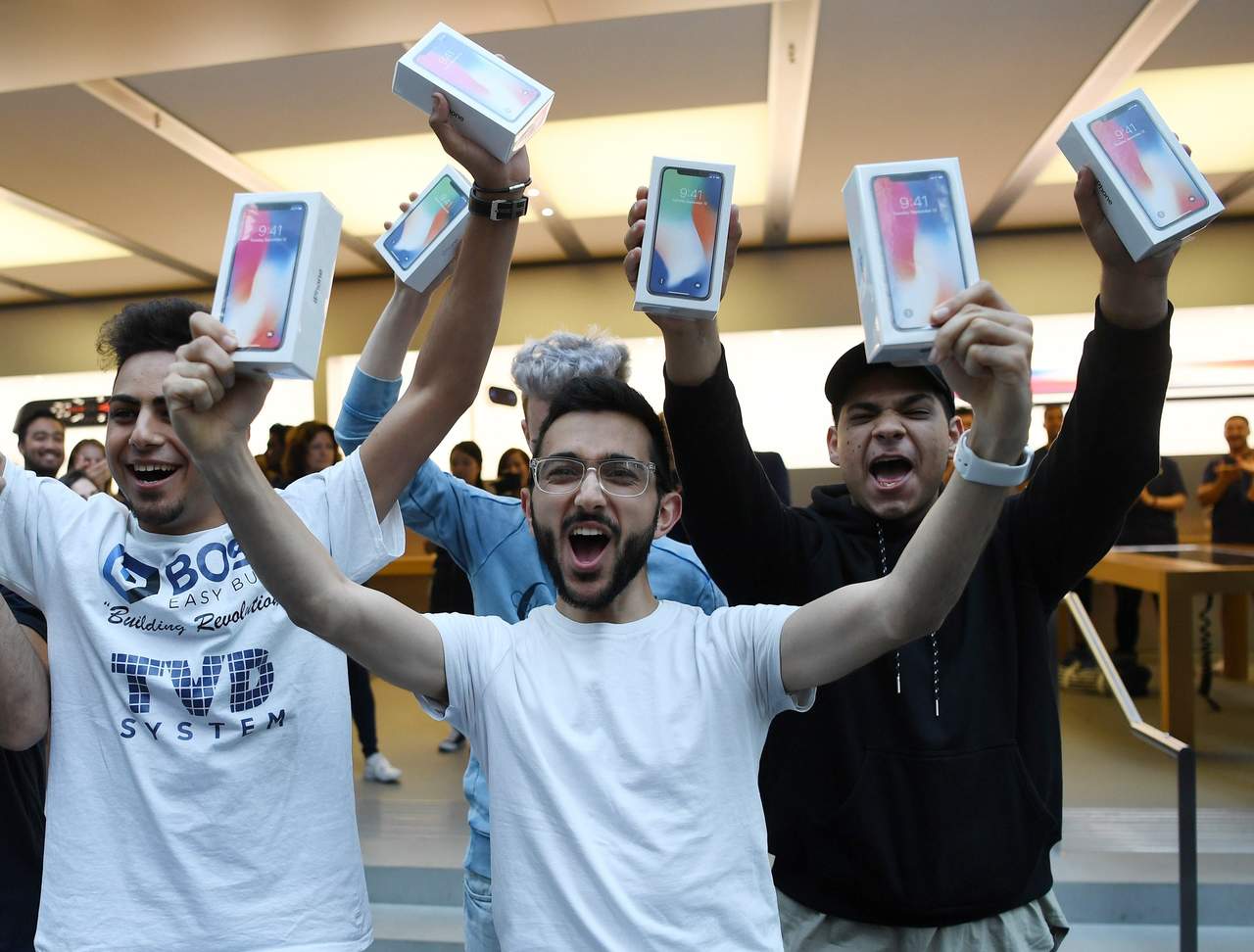 Esperan por horas para comprar el nuevo iPhone X