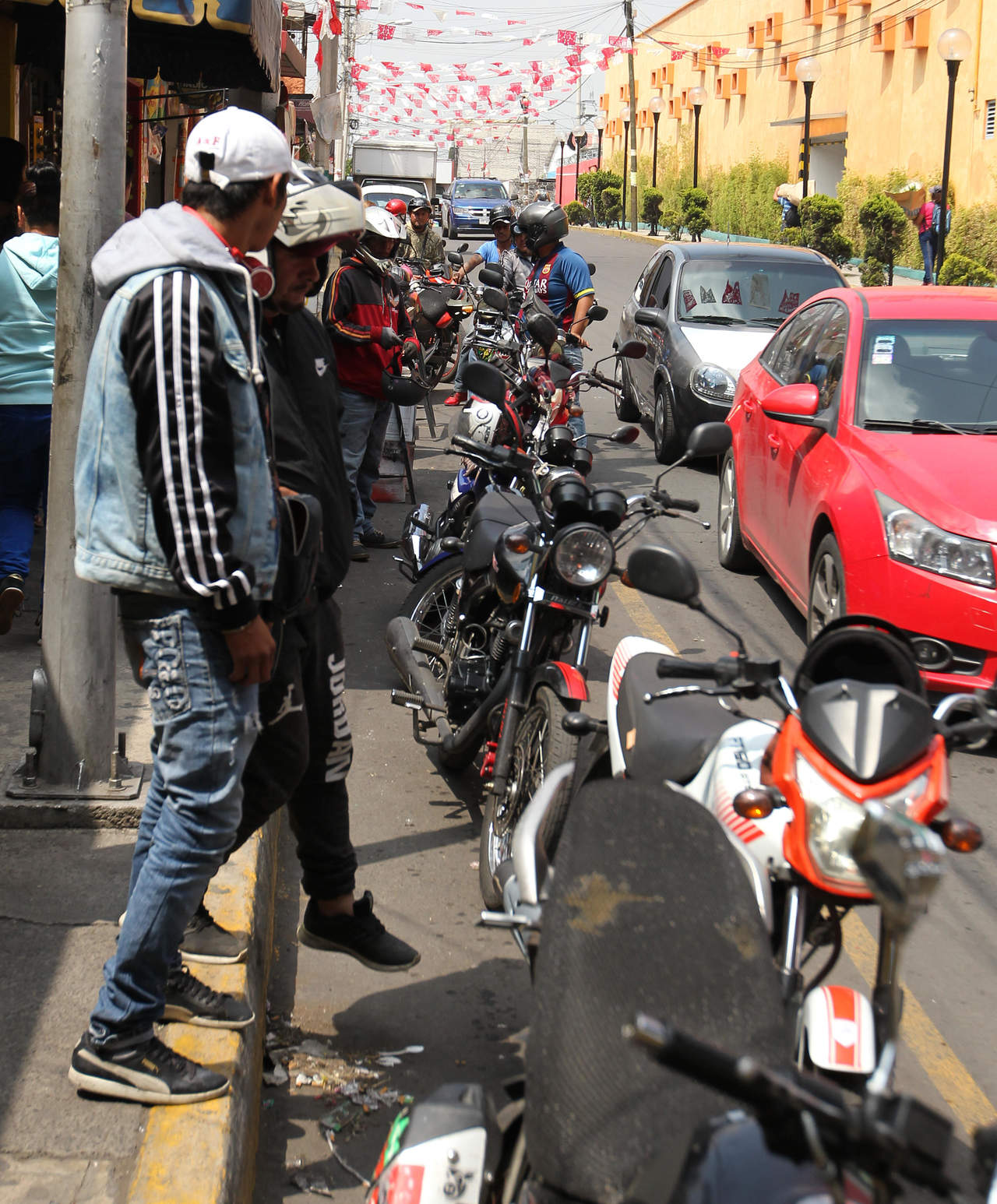 Tras el ingreso de un nuevo grupo de mototaxis a la agencia municipal de San Juan Chapultepec, presuntamente irregular, transportistas de la zona bloquearon este viernes vialidades al suroeste de la capital de Oaxaca. (ARCHIVO)