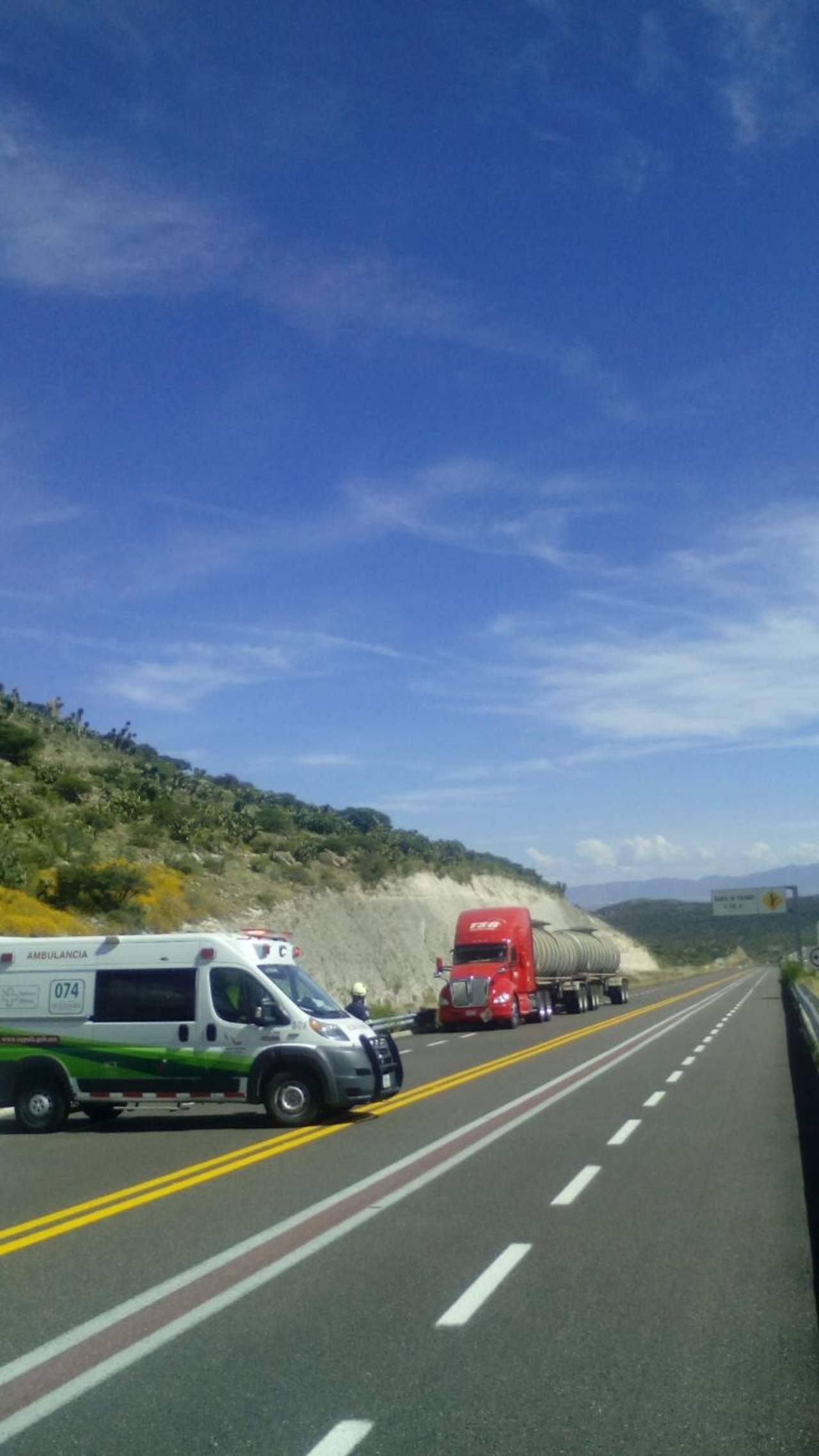 Un tractocamión que arrastraba un tanque tipo salchicha con más de 37 mil litros de gas LP volcó al medio día del viernes en la supercarretera Durango-Mazatlán. (EL SIGLO DE TORREÓN)
