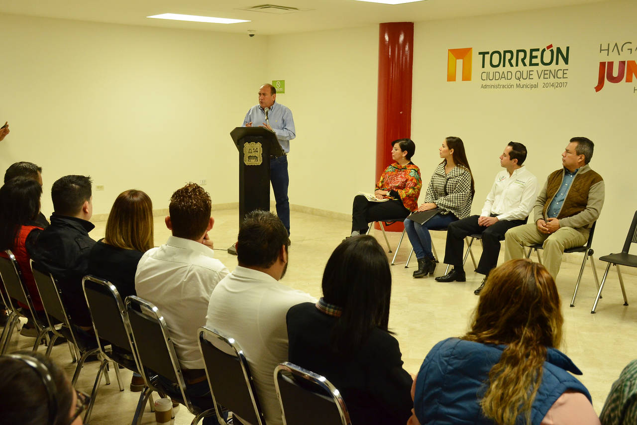 Encuentro. Durante la mañana, Rubén Moreira estuvo en Torreón donde se despidió de organizaciones sociales. (FERNANDO COMPEÁN)