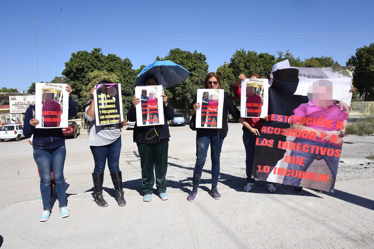 Manifestación. La protesta se llevó a cabo al exterior del plantel educativo, a la altura de la carretera Torreón-Matamoros. (JESÚS GALINDO)