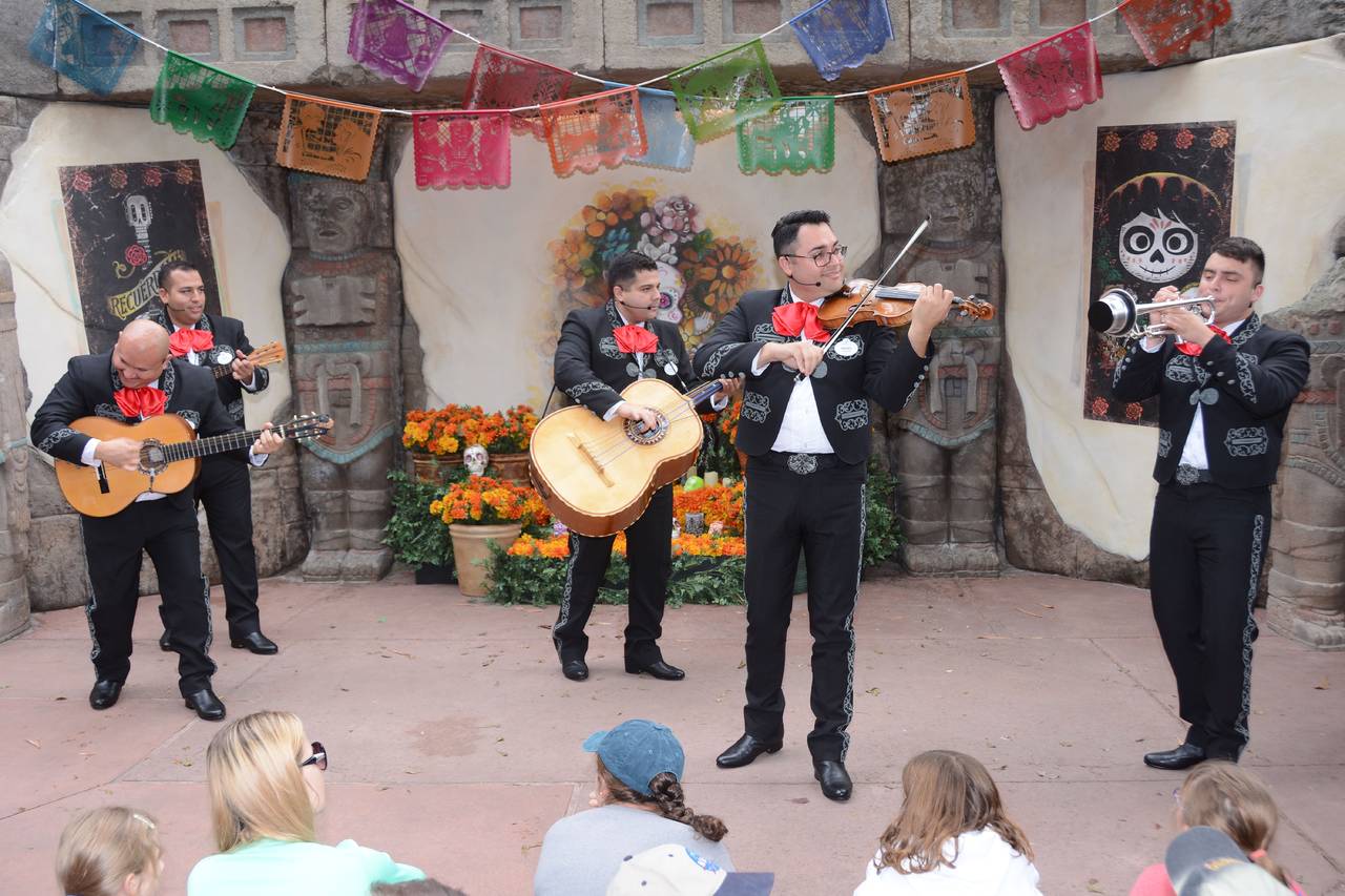 Temporada. El Mariachi Coco de Santa Cecilia entretiene a los visitantes en el Pabellón de México de dicho parque de Disney.