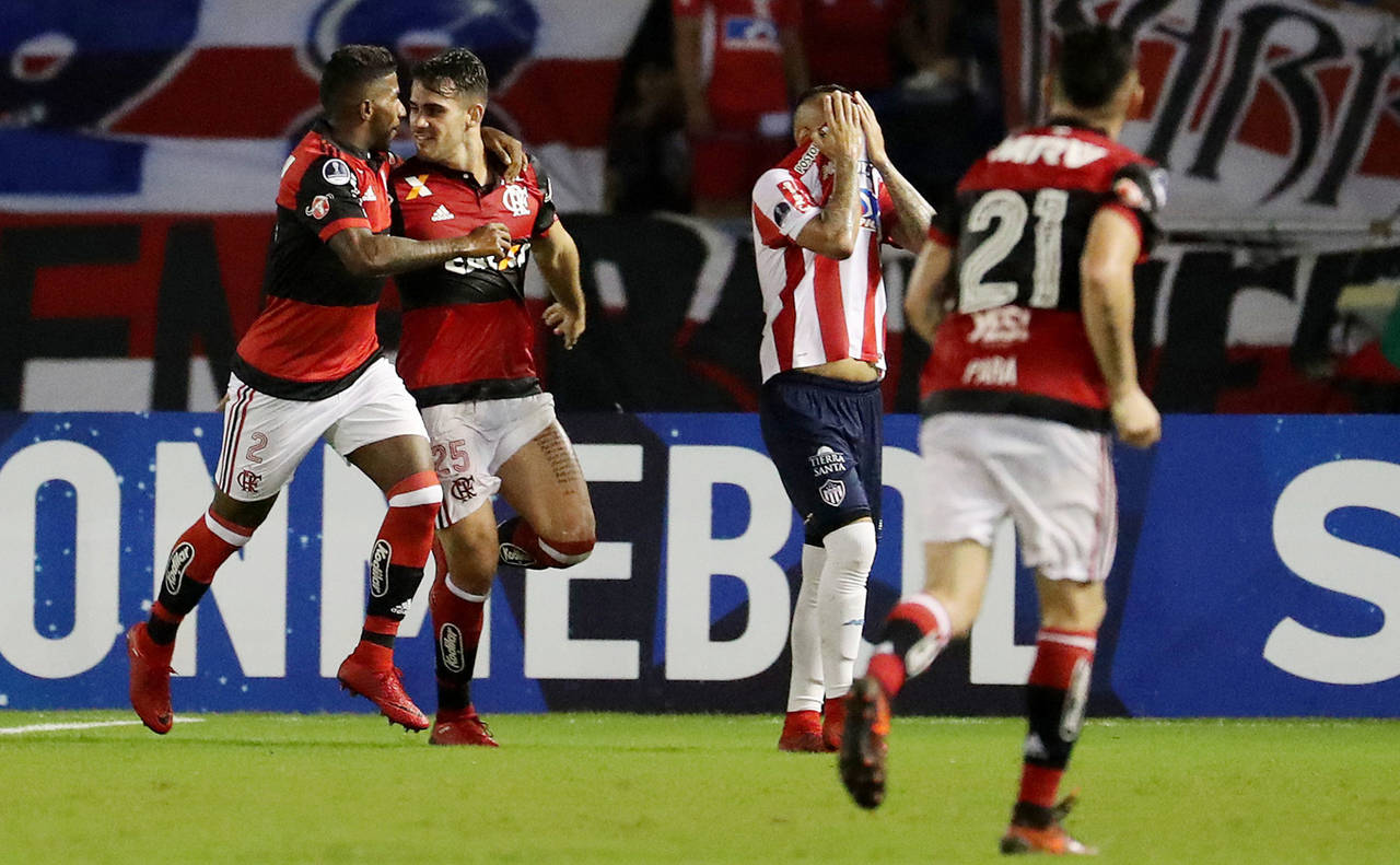 Felipe Vizeu (2-i) de Flamengo celebra con Rodinei luego de anotar un gol, durante el partido de vuelta de la semifinal de la Copa Sudamericana. (EFE) 