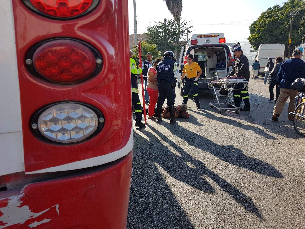 Un camión marca International color blanco de transporte de personal, que se desplazaba sobre la avenida Presidente Carranza, viró a su derecha en la calle Galeana, impactando a una motocicleta Italika de color blanco que circulaba a su costado en forma paralela. (EL SIGLO DE TORREÓN)

